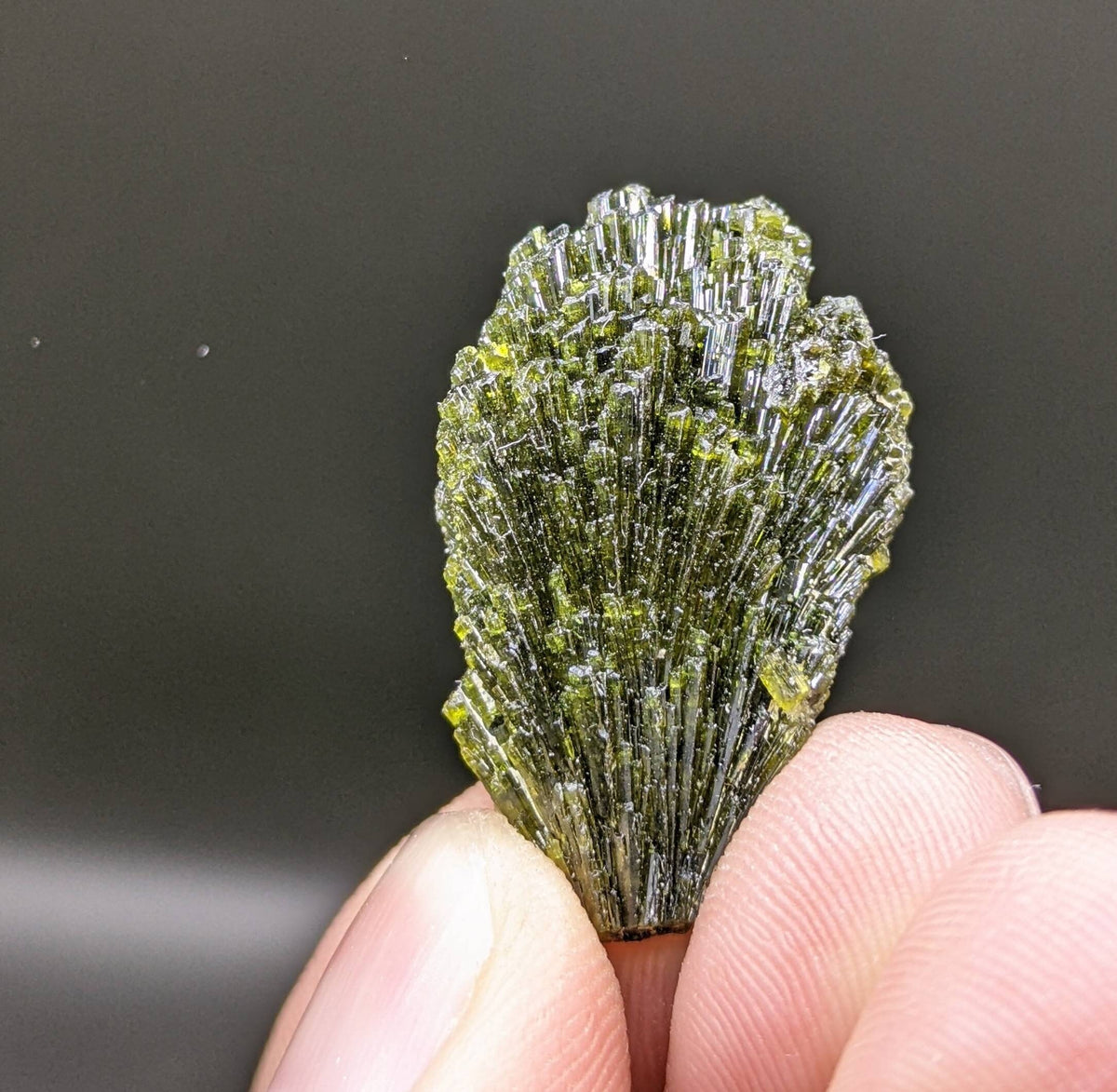 Grreen spray epidote crystal from Balochistan Pakistan, weight 7.3 grams