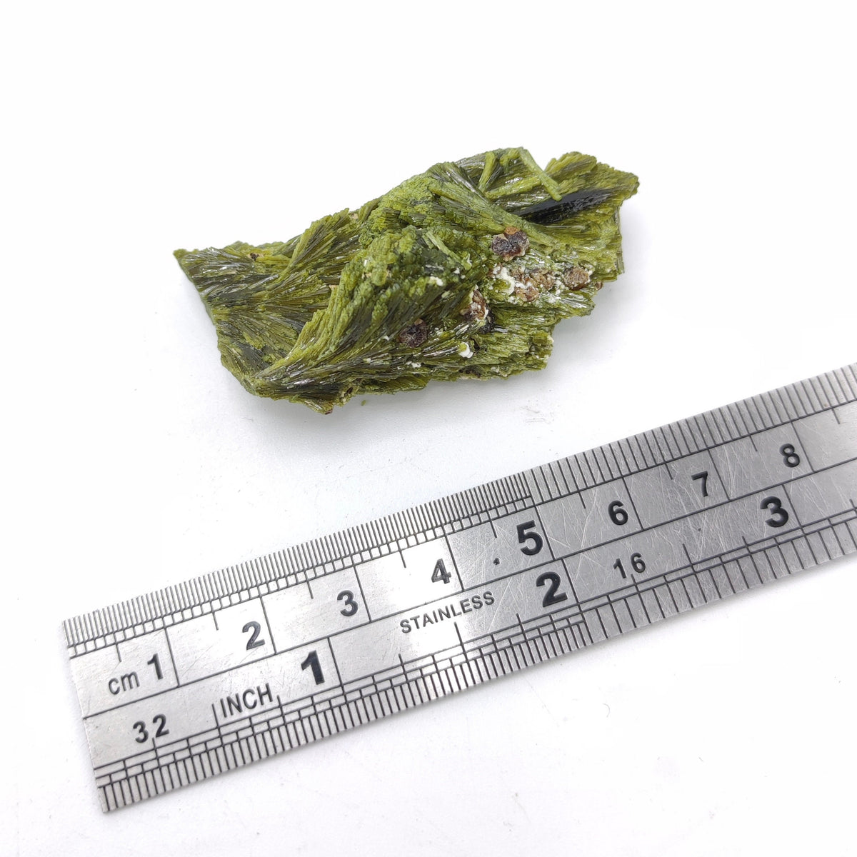 Grreen spray epidote crystal from Balochistan Pakistan, weight 28 grams