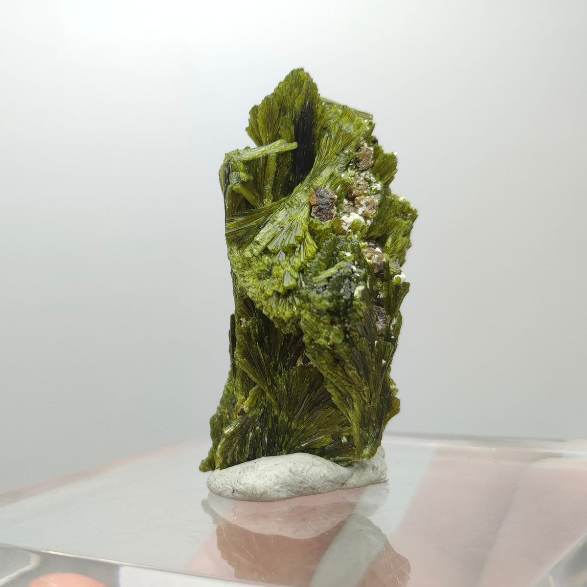 Grreen spray epidote crystal from Balochistan Pakistan, weight 28 grams