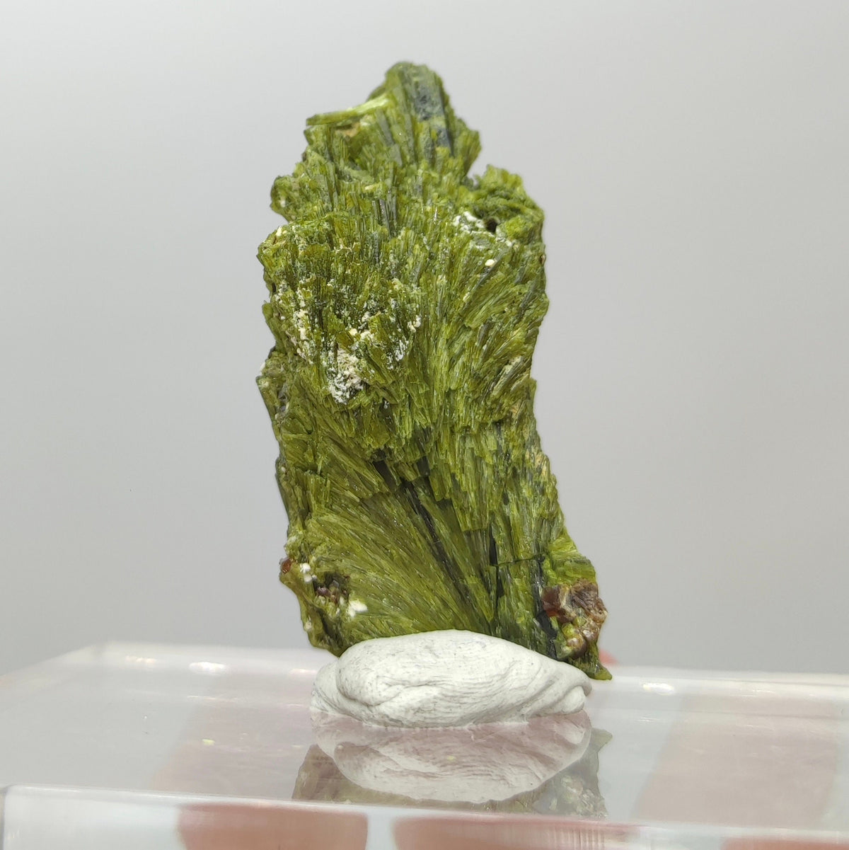 Grreen spray epidote crystal from Balochistan Pakistan, weight 28 grams