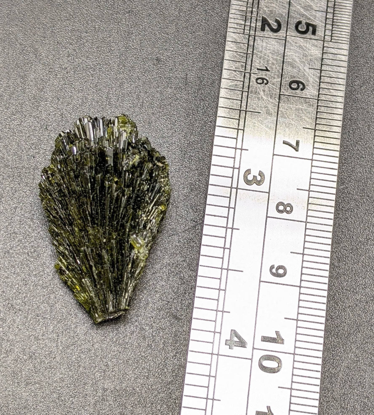 Grreen spray epidote crystal from Balochistan Pakistan, weight 7.3 grams