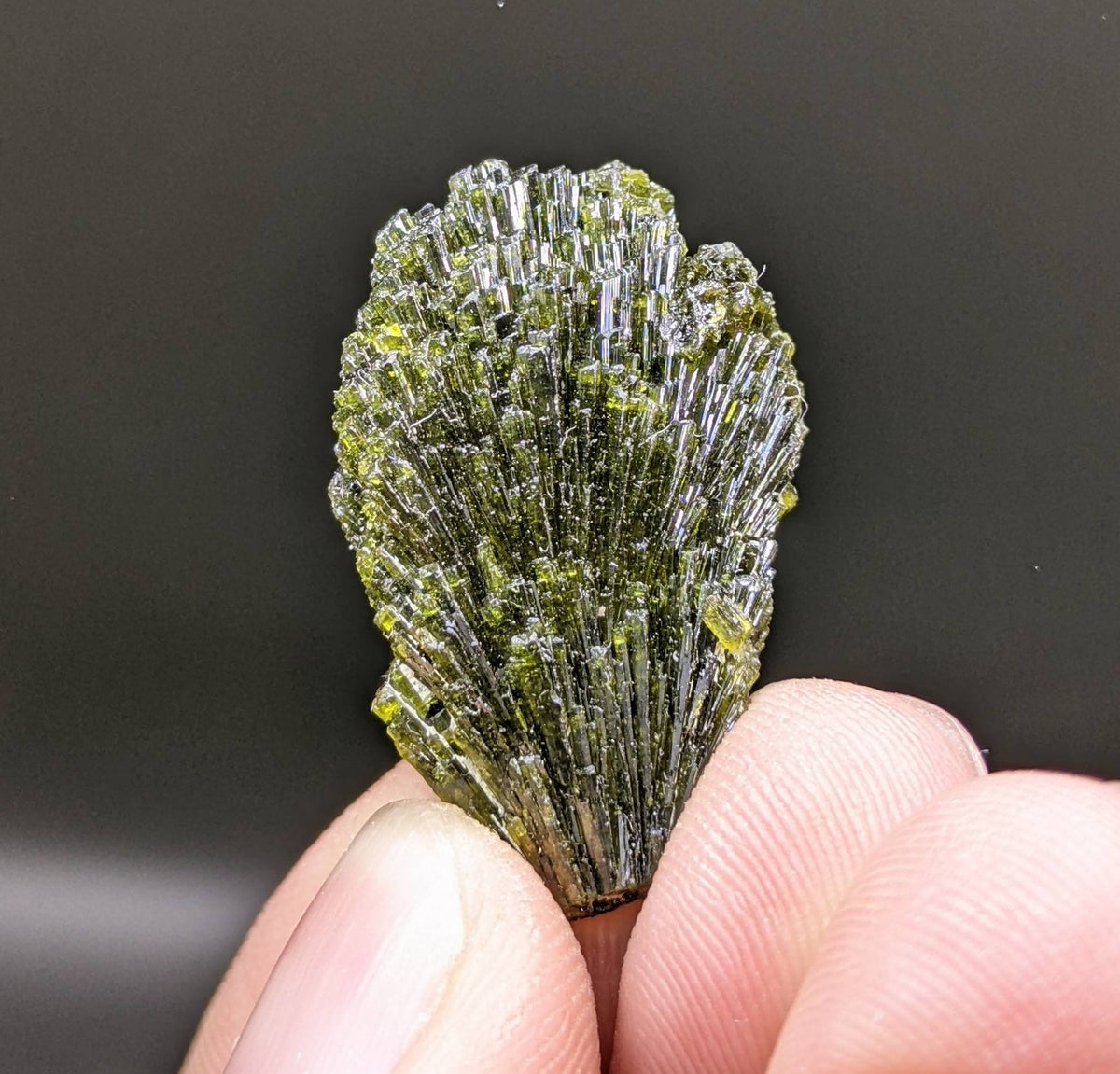 Grreen spray epidote crystal from Balochistan Pakistan, weight 7.3 grams
