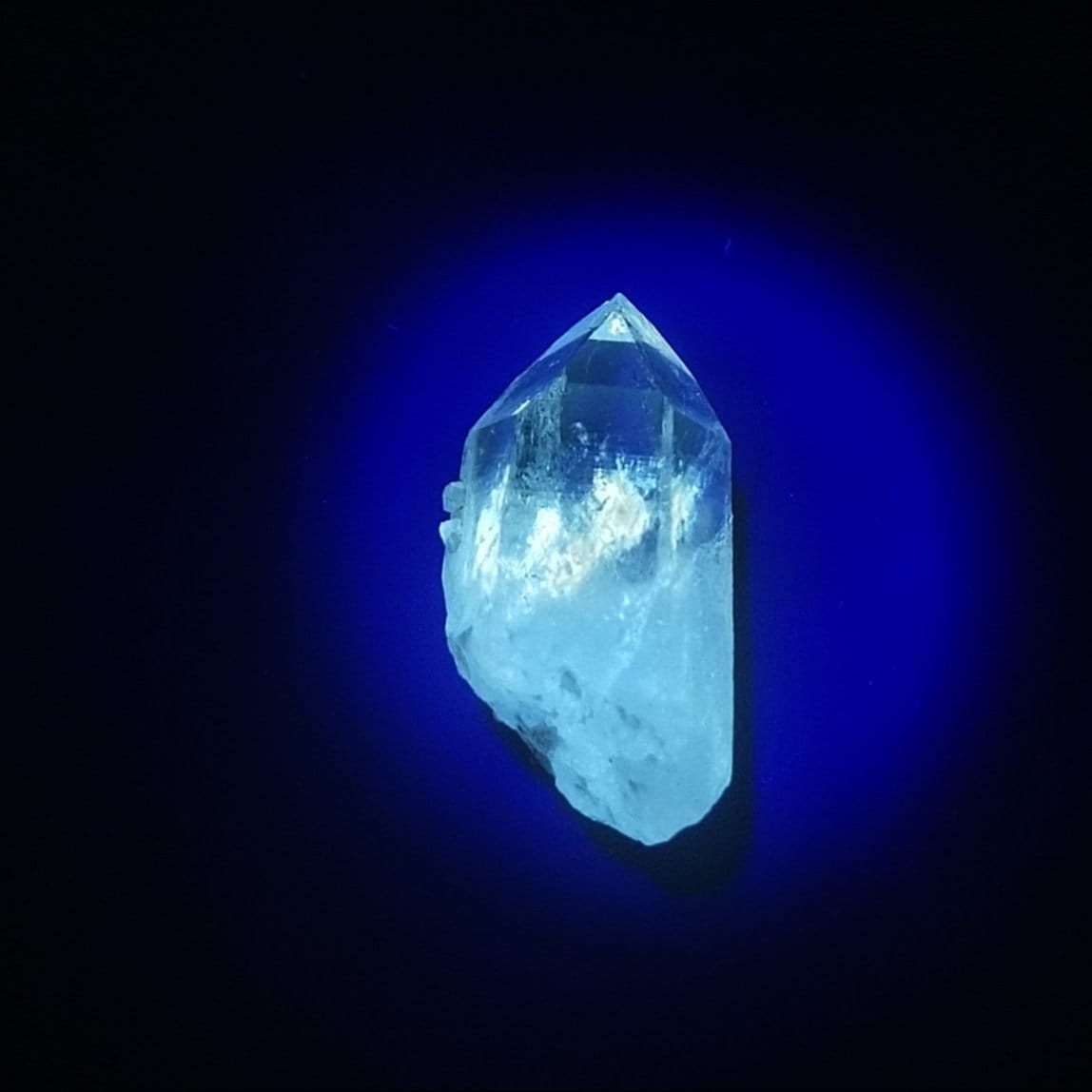 UV Reactive Petroleum Quartz Crystal, Balochistan Pakistan (6.8 grams)