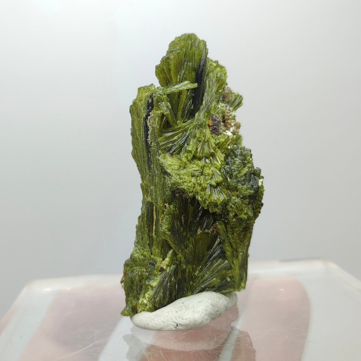 Grreen spray epidote crystal from Balochistan Pakistan, weight 28 grams
