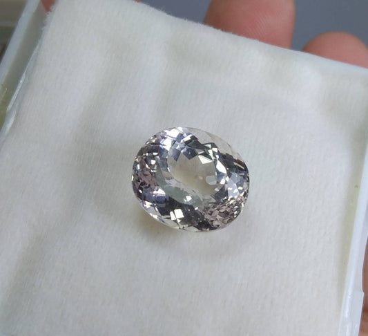 19.5 Carat Oval Kunzite Gemstone, VV Clarity