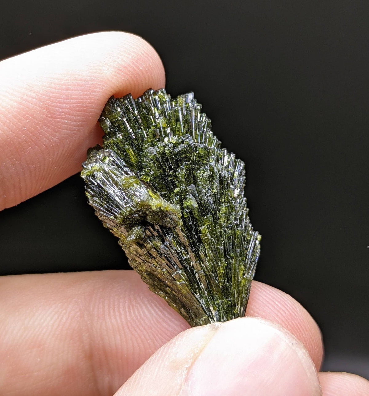 Grreen spray epidote crystal from Balochistan Pakistan, weight 7.3 grams