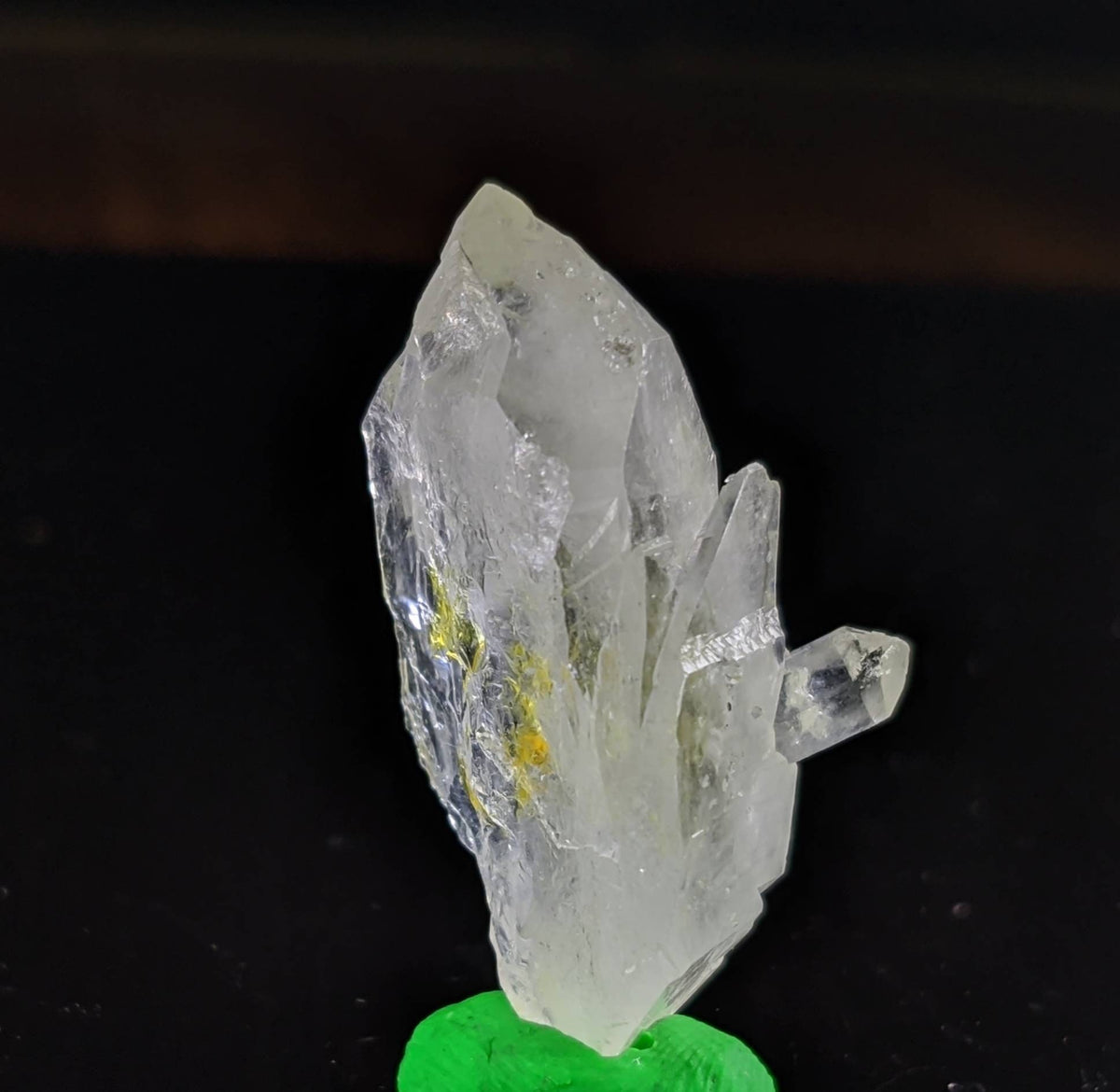 UV Reactive Petroleum Quartz Crystal, Balochistan Pakistan (5.1 grams)