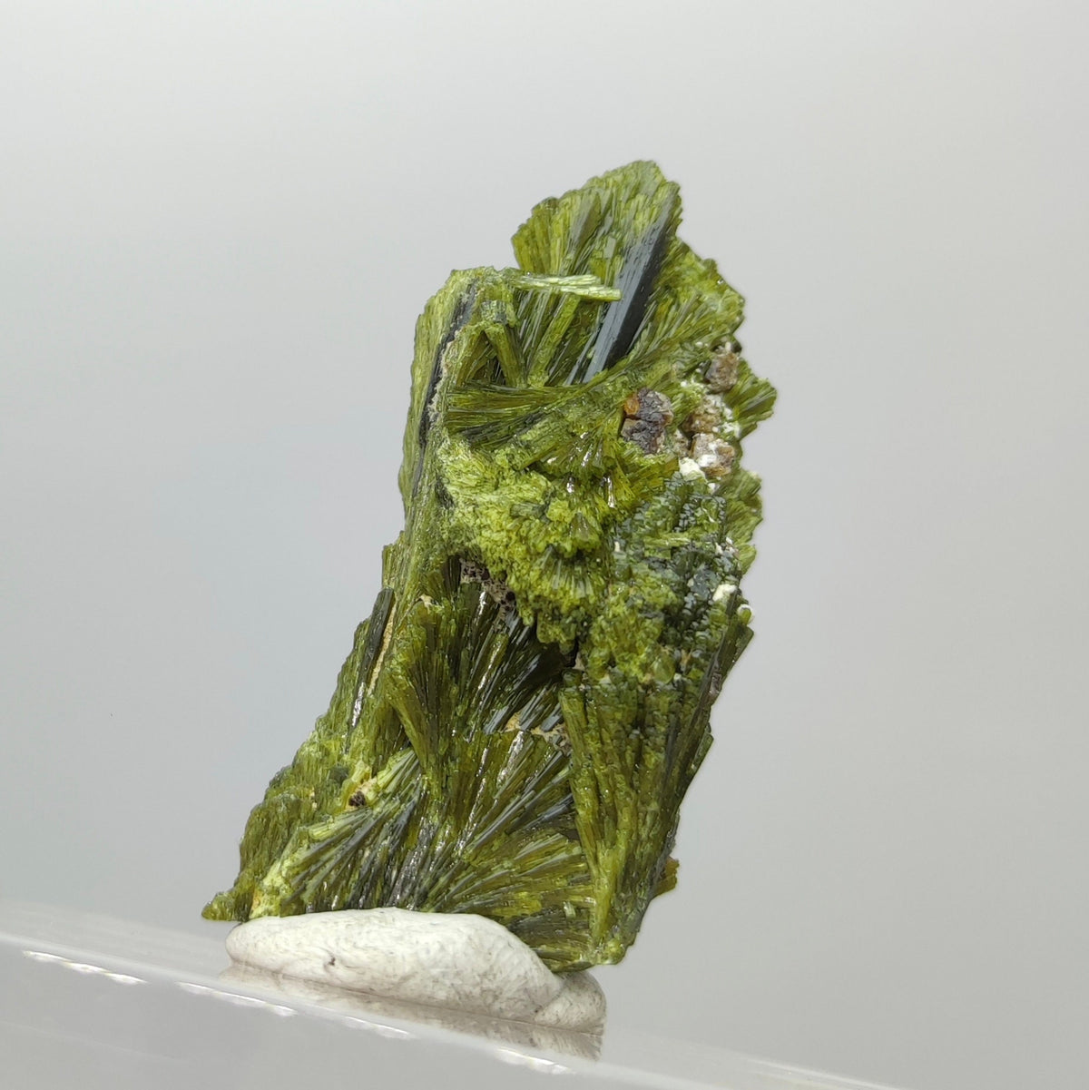 Grreen spray epidote crystal from Balochistan Pakistan, weight 28 grams