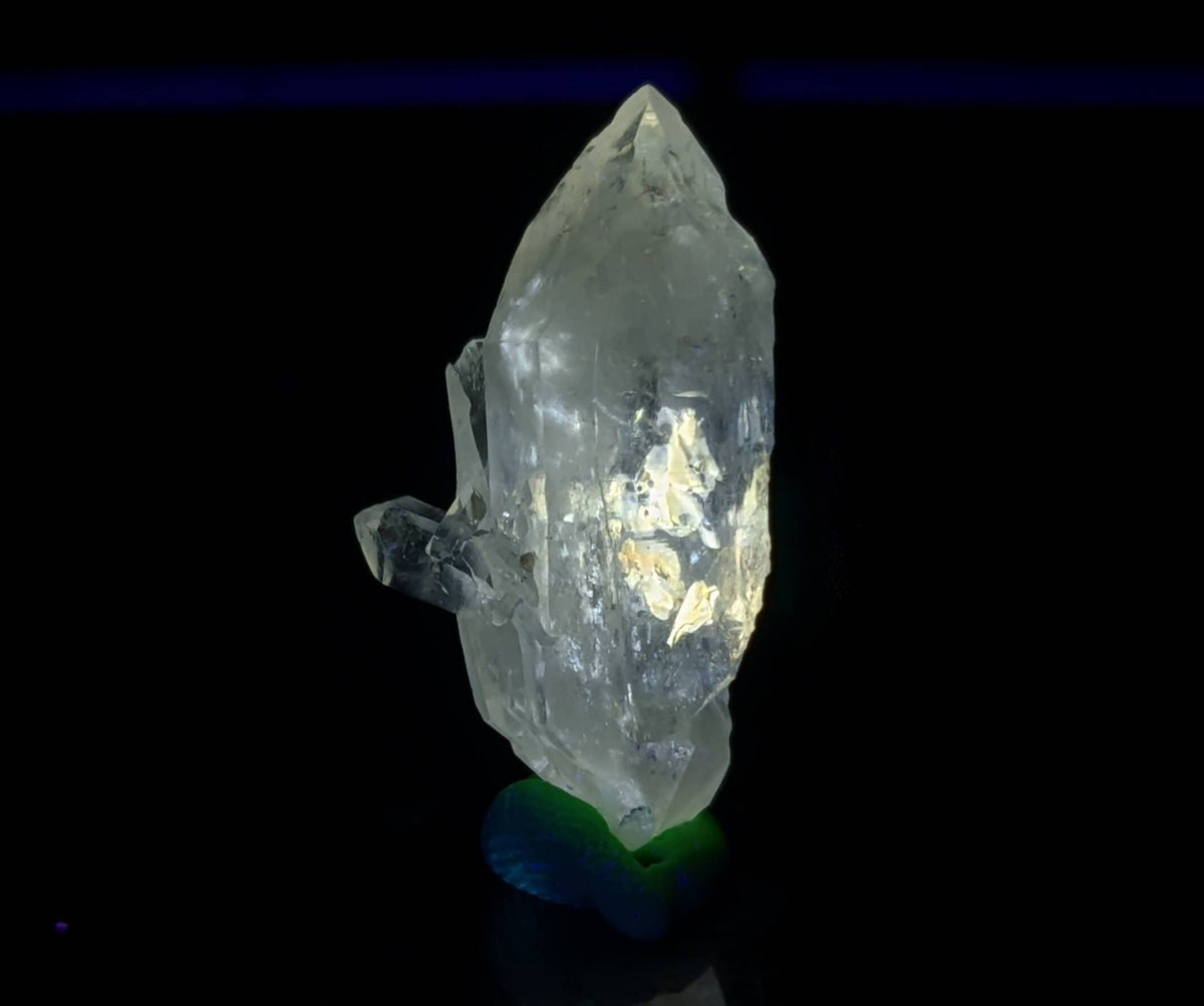 UV Reactive Petroleum Quartz Crystal, Balochistan Pakistan (5.1 grams)
