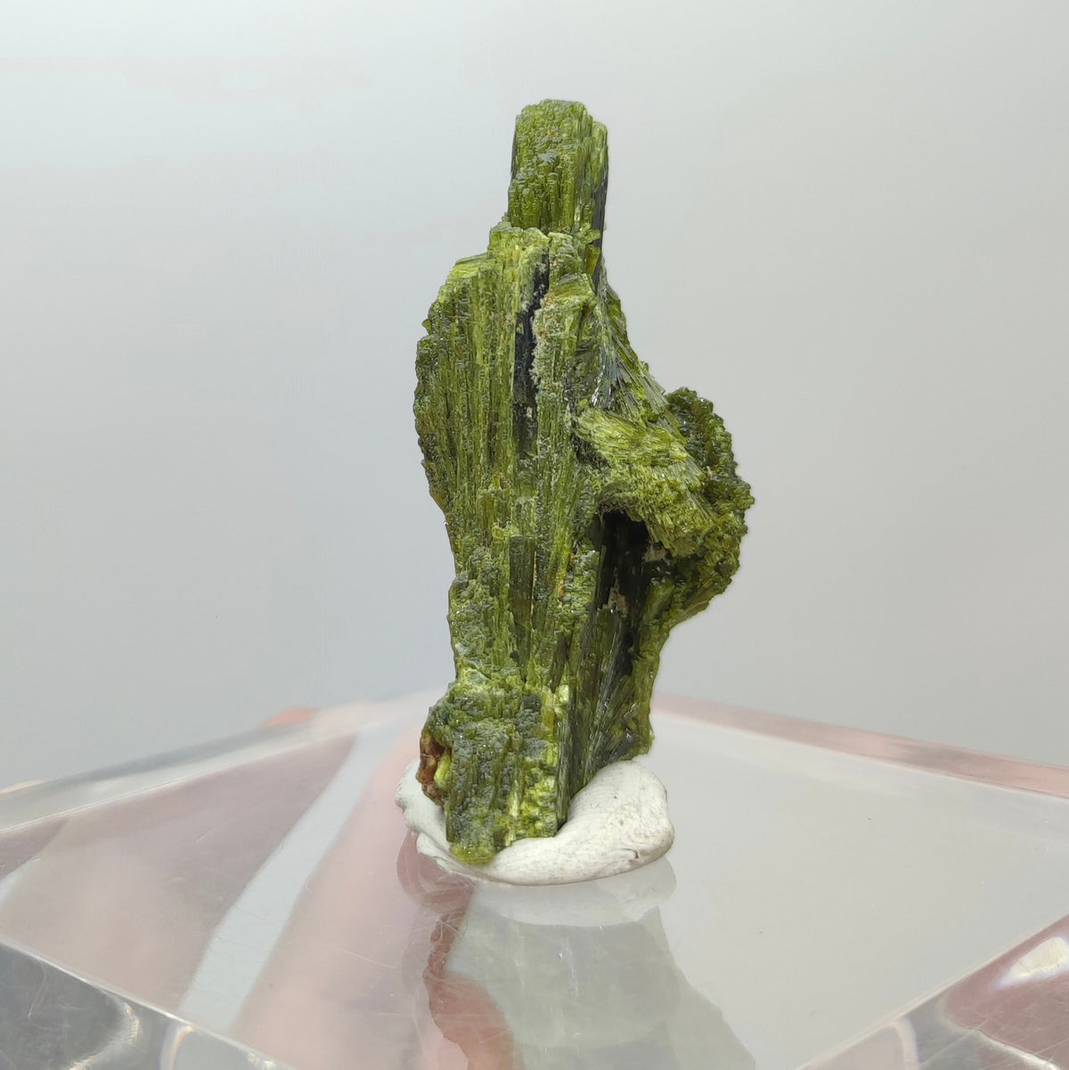 Grreen spray epidote crystal from Balochistan Pakistan, weight 28 grams