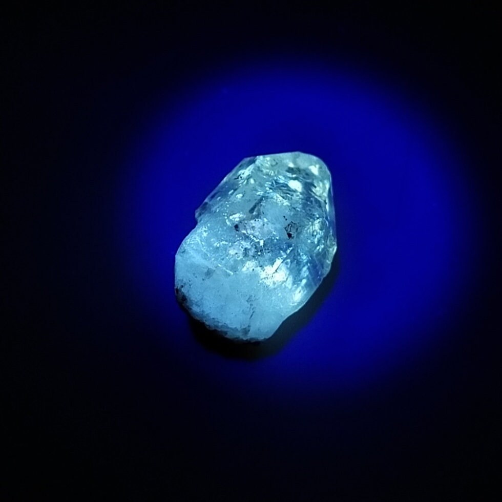 UV Reactive Petroleum Quartz Crystal, Balochistan Pakistan (5.1 grams)