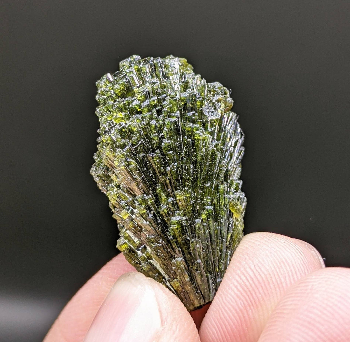 Grreen spray epidote crystal from Balochistan Pakistan, weight 7.3 grams