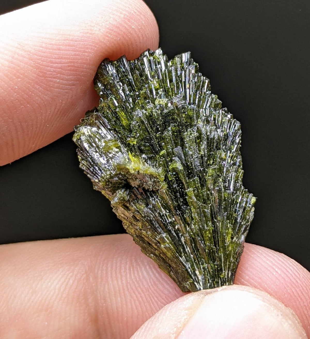 Grreen spray epidote crystal from Balochistan Pakistan, weight 7.3 grams
