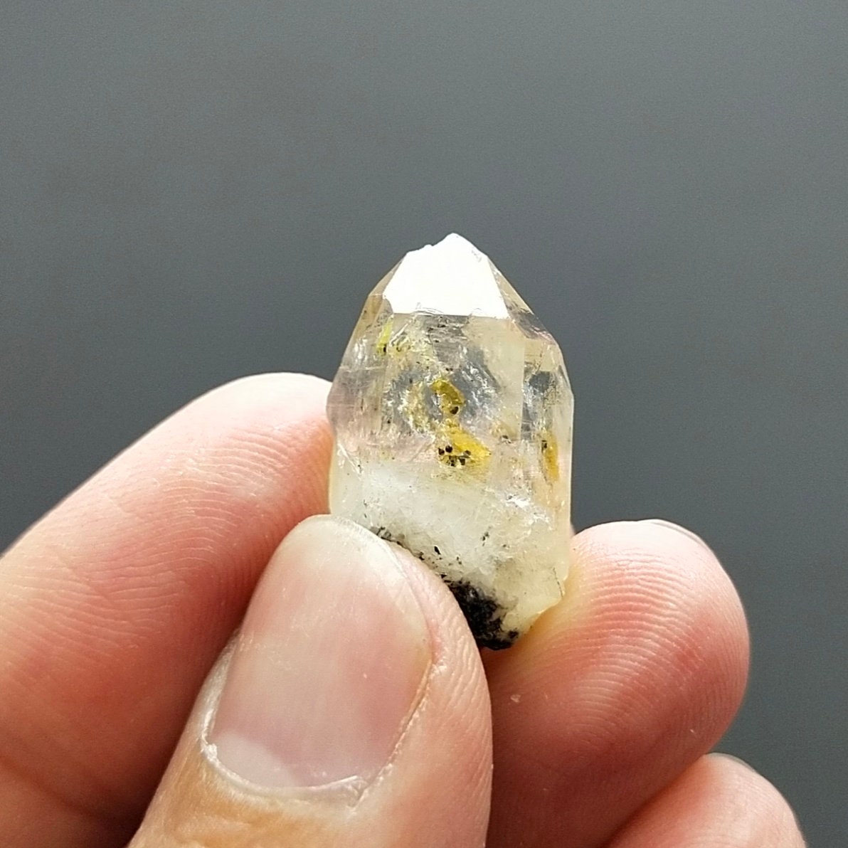 UV Reactive Petroleum Quartz Crystal, Balochistan Pakistan (5.1 grams)