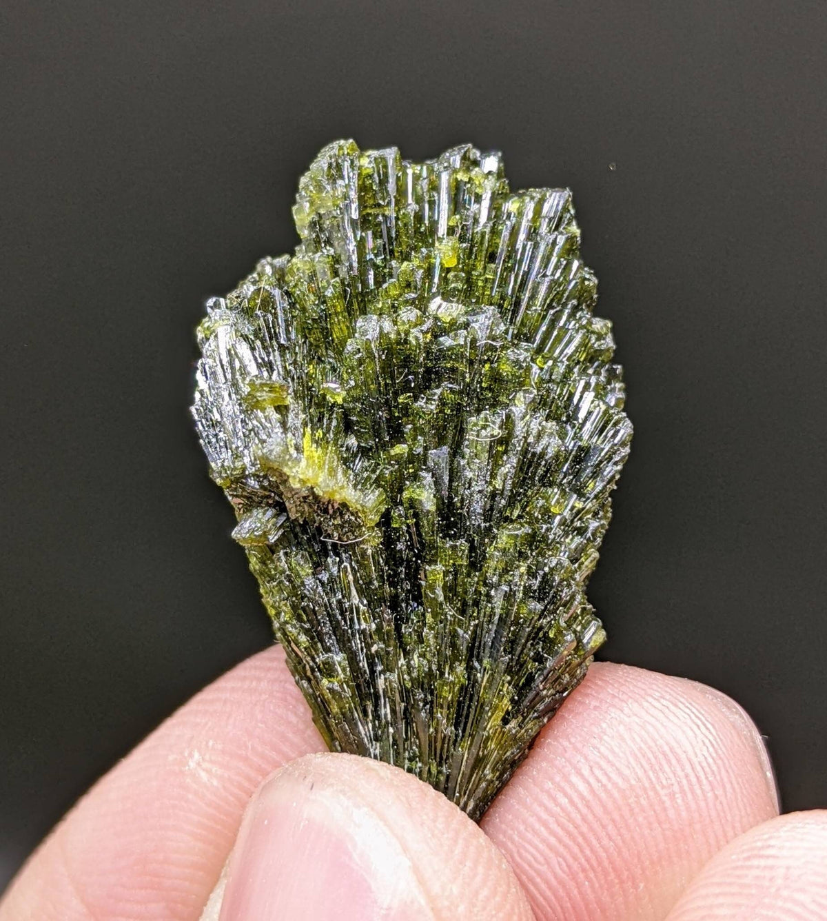 Grreen spray epidote crystal from Balochistan Pakistan, weight 7.3 grams