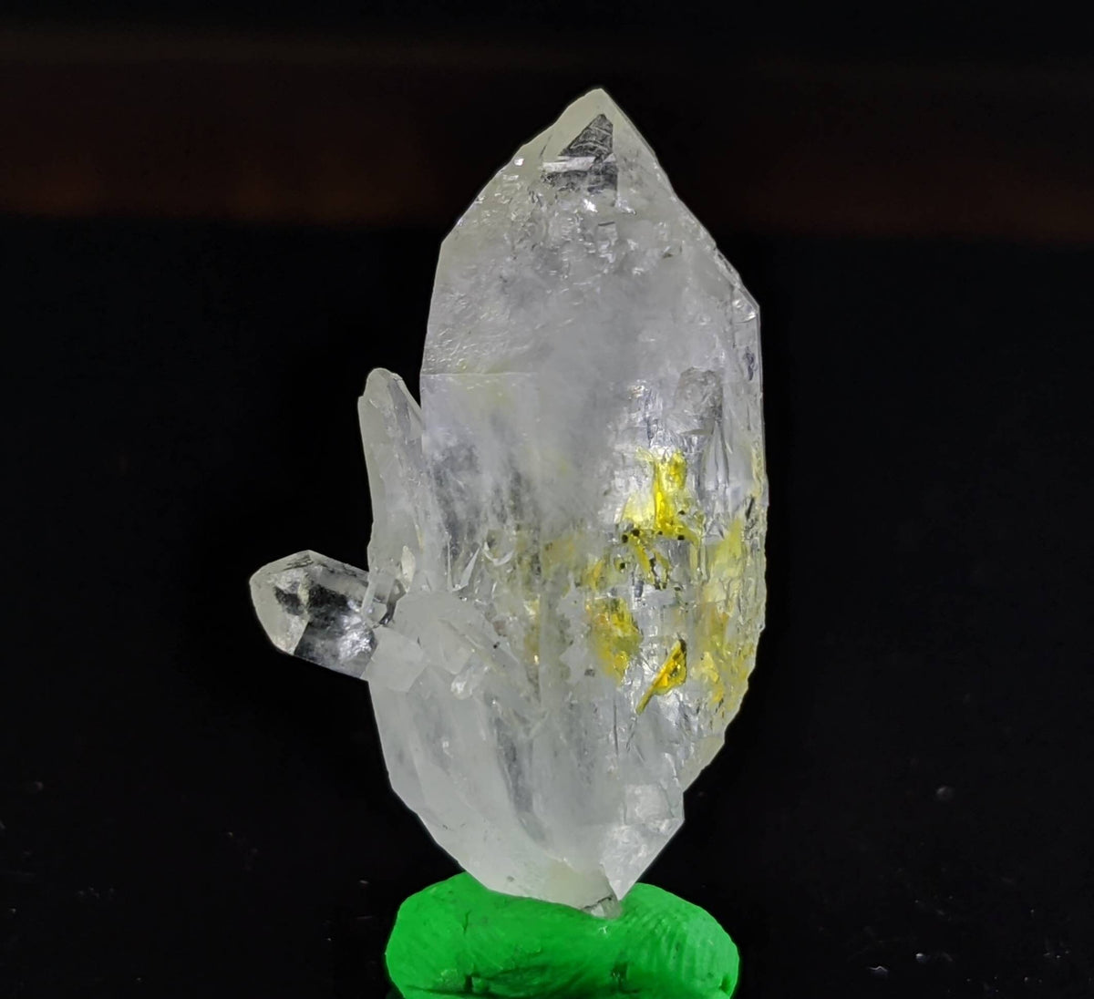 UV Reactive Petroleum Quartz Crystal, Balochistan Pakistan (5.1 grams)