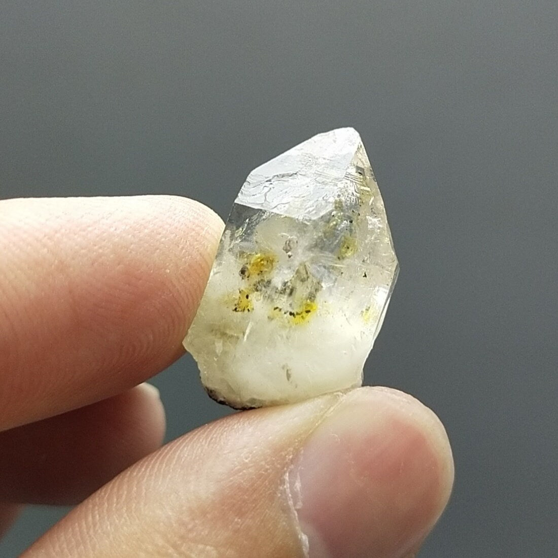 UV Reactive Petroleum Quartz Crystal, Balochistan Pakistan (5.1 grams)