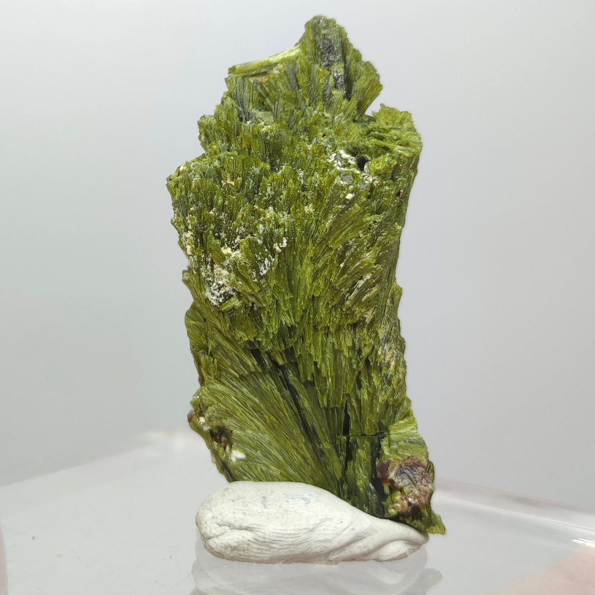 Grreen spray epidote crystal from Balochistan Pakistan, weight 28 grams
